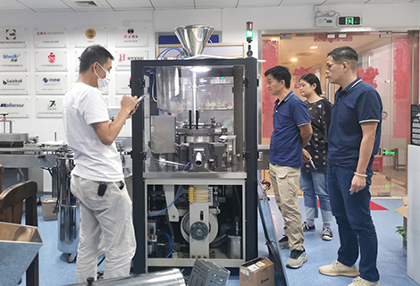 Les clients intéressés à acheter NJP1500 Visite de la machine de remplissage de capsule