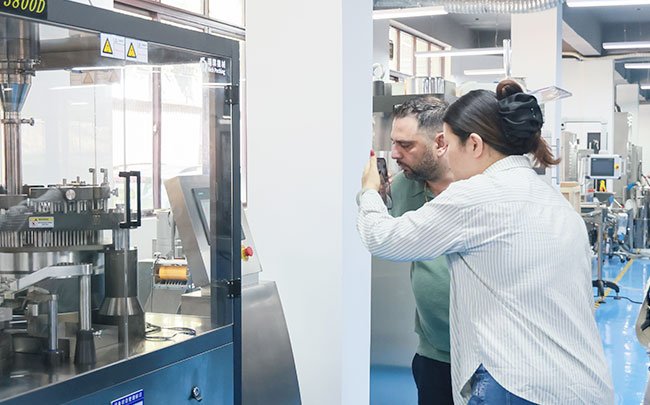 Un fabricant américain de gélules d'amoxicilline fait l'éloge de la machine de remplissage de gélules NJP-3800D de Rich Packing, qui résout les problèmes de remplissage de poudres fines.