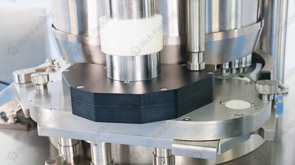 Guide détaillé des méthodes d'alimentation des presses à comprimés : de l'alimentation par gravité à l'alimentation forcée